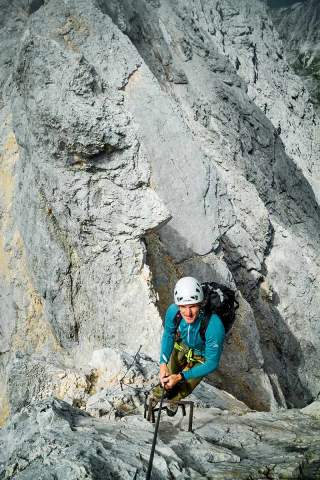 Knapp 30 m hoher, fast senkrechter Aufschwung kurz vor der Vollkarspitze - die schwierigste Klettersteig-Passage am Jubiläumsgrat, Foto: DAV/Hans Herbig