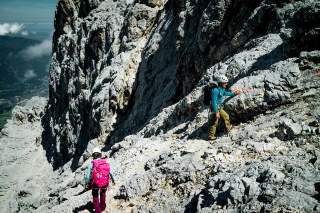 Beim Abstieg unter dem Hochblassen muss die Konzentration hoch bleiben. Die Platten sind schuttbedeckt, und ein Sturz kann weit gehen. Foto: DAV/Hans Herbig