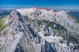 Wettersteingebirge mit Jubiläumsgrat und eingezeichneter Route mit Teilstücken, Foto: Dr. Jörg Bodenbender/bodenbender-verlag.de