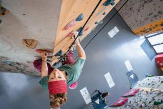 Klettern am Toprope-Seil im DAV Kletter- und Boulderzentrum München-Nord in Freimann