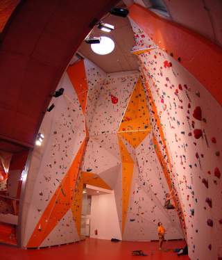 Klettern im DAV Kletter- und Boulderzentrum München-West in Gilching