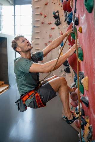 Kletterer an der Kletterwand im Kletter- und Boulderzentrum München-Nord.