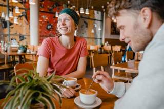 Kletternde im Café