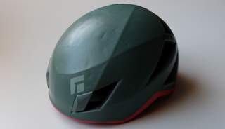 Helm mit Delle.