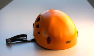 Durch Hitze verformter Helm
