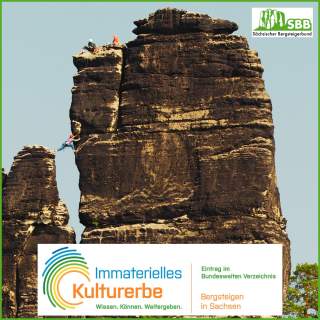 Drei Menschen klettern an Felsen im Elbsandsteingebirge, auf dem Foto ist das Logo Immaterielles Kulturerbe