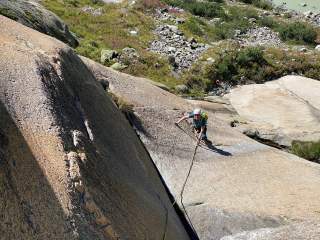 Reibungsklettern auf der Granitplatte in der zweiten Seillänge