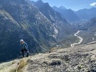 Ausstieg der Route Motörhead mit Blick ins Trogtal des Finsteraargletschers