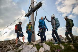 Gruppe von Klettersteiggehern auf einem Gipfel