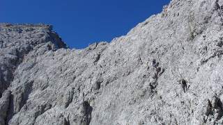 Gipfelflanke - Ein durchgehendes Drahtseil führt durch die Gipfelflanke. Vorsicht bei Altschnee!