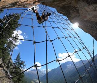 Fun-Elemente wie hier das Spinnennetz am Klettersteig La Resgia sind kraftraubend. Der Steig ist mit C/D oder K4 bewertet. Foto: Lorenz Hüper