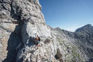 Kletterer in einer steilen Klettersteigpassage