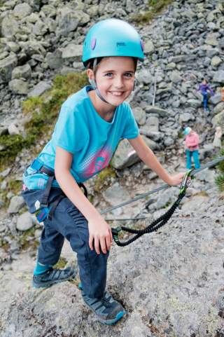 Ab 9 Jahren dürfen die Klettersteige schon anspruchsvoller werden. Foto: DAV/Hans Herbig