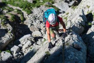 Schwierigkeitsgrade am Klettersteig Kletterin am Klettersteig