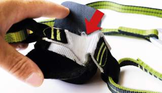 Der Bandfalldämpfer des Klettersteigsets ist aufgerissen.