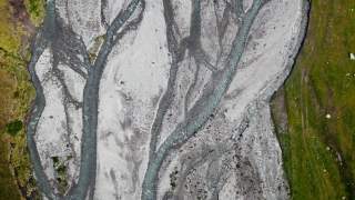 Blick von oben auf einen Gletscherabfluss.