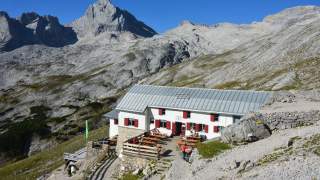 Hochgelegene Berghütte in felsiger Landschaft