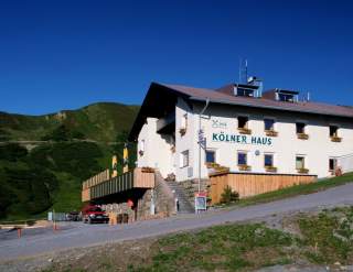 Berghütte bei Sonnenschein