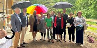 Gäste mit Regenschirmen auf der Baustellenführung am 29.06.23 auf der Praterinsel. v.l. Klenner, Stefinger, Roth, Grimm, Stöhr, Biebl, Kaiser, Barth, Weishaupt, Heckner.