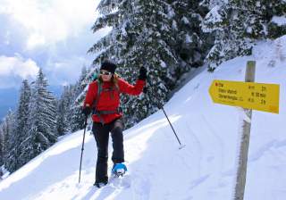 Schneeschuhwanderin am Laber im Ammergebirge.