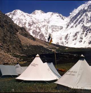 Das Lager am Nanga Parbat, im Vordergrund weiße Zelte mit der Aufschrift 