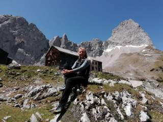 Wirtin vor der Hütte.