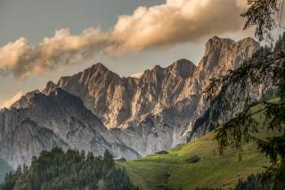 Blick auf die Kammerlingalm, im Hintergrund die Leoganger Steinberge.