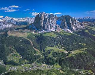 Langkofelgruppe aus der Luft fotografiert, im Tal sieht man die Ausläufer von Wolkenstein.