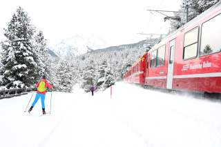 Loipe im Engadin führt entlang einer Zugtrasse