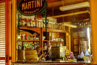 Blick durchs Schaufenster in italienisches Cafe