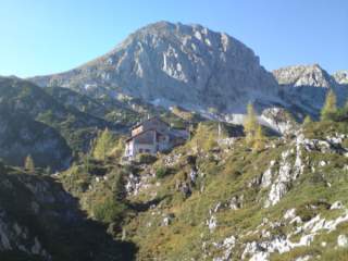 Hütte in Berglandschaft