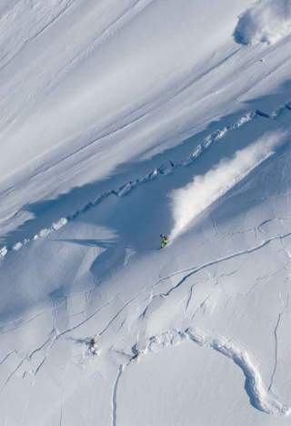 Lawinenarten und Lawinengefahren Skifahrer beim Auslösen einer Lawine