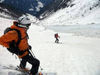 Zwei Skifahrer neben Nassschneelawine