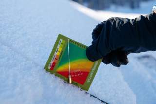 Hand hält SnowCard an Hang Hand hält SnowCard an Hang