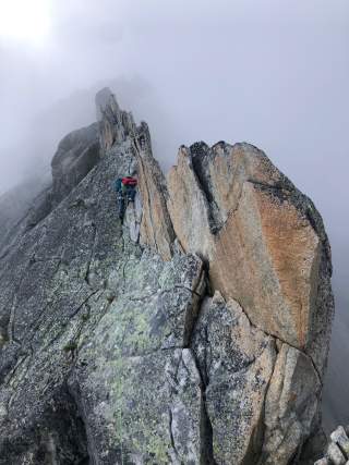 Kletterin klettert am Fels.