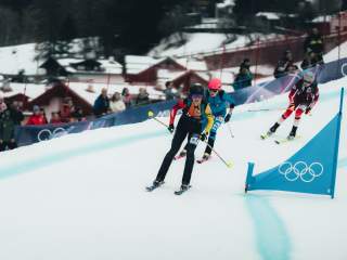 Skibergsteiger fahren ab