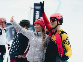 Skibergsteiger winken