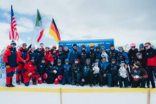 Drei Mannschafften vor Banner