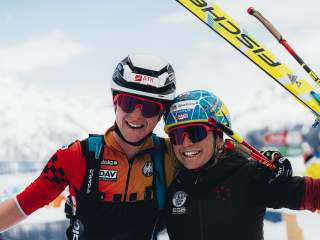 Skibergsteiger jubeln.