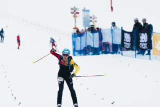 Skibergsteigerin jubelt beim Zieleinlauf