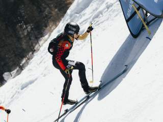 Skibergsteigerin läuft den Berg hoch.