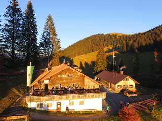 Blick auf die Lenggrieser Hütte