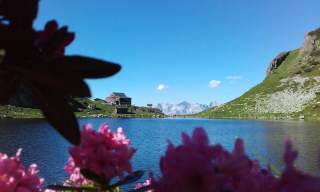 Bergsee vor Hütte