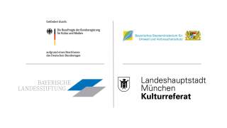 Logos und Namen der Förderer: Die Beauftragte der Bundesregierung für Kultur und Medien, Bayerisches Staatsministerium für Umwelt und Verbraucherschutz, Bayerische Landesstiftung und Landeshauptstadt München Kulturreferat.