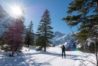 Langläuferin im verschneiten Falzthurntal am Achensee.