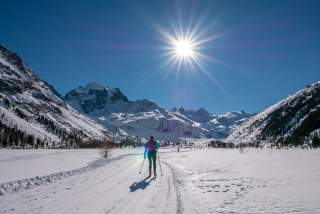 Langlaufen im Val Roseg (Engadin/Schweiz) Langläuferin im Val Roseg bei strahlender Sonne.