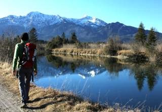 Wanderer an der Loisach auf dem Weg nach Kochel.