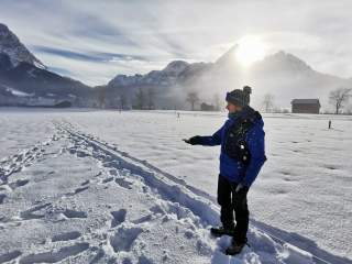Mann in Schneefeld beim Test von LVS-Geräten Mann in Schneefeld beim Test von LVS-Geräten