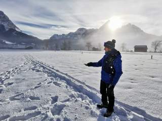 Mann in Schneefeld beim Test von LVS-Geräten