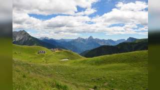 Italienisches Haus mit Rundbögen und vielen Fenstern mit Fensterläden.